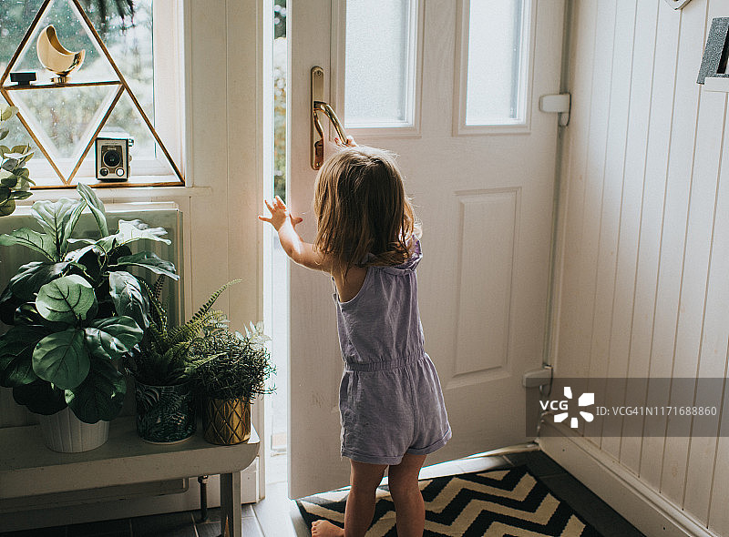 走廊里的小女孩图片素材