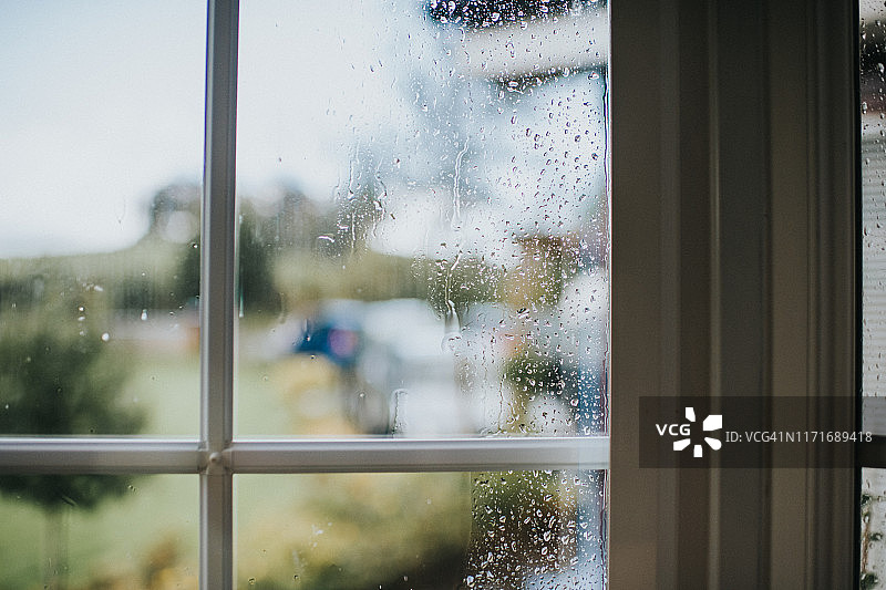 窗户上的雨水图片素材