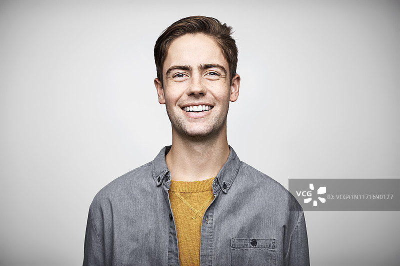 白色背景下的英俊企业家图片素材