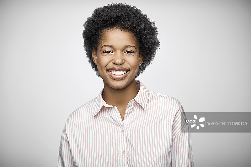 穿着条纹衬衫的非洲裔店主肖像图片素材