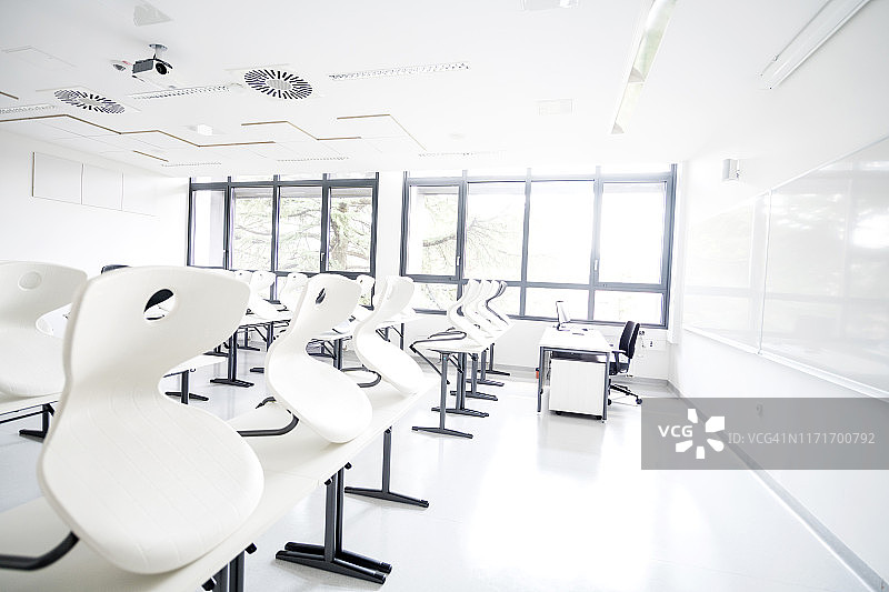 配有黑白椅子的现代空教室图片素材