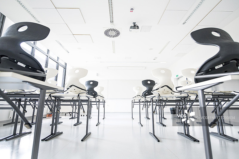 配有黑白椅子的现代空教室图片素材