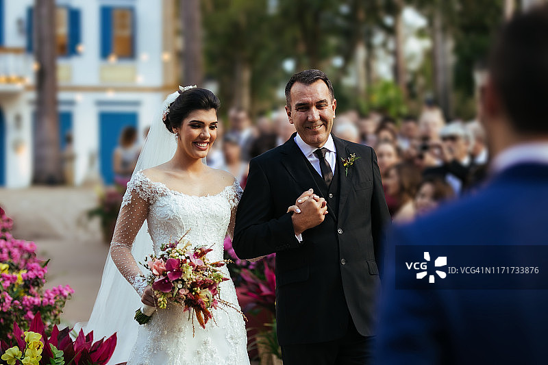 新娘和她的父亲步入婚礼殿堂图片素材