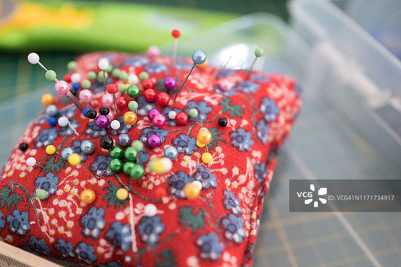 插满针的针垫图片素材