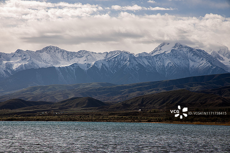 伊塞克湖群山，吉尔吉斯斯坦图片素材