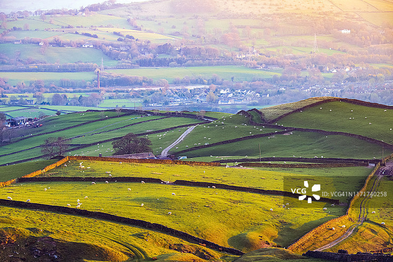 日落时分的金色曙光，英国峰区图片素材