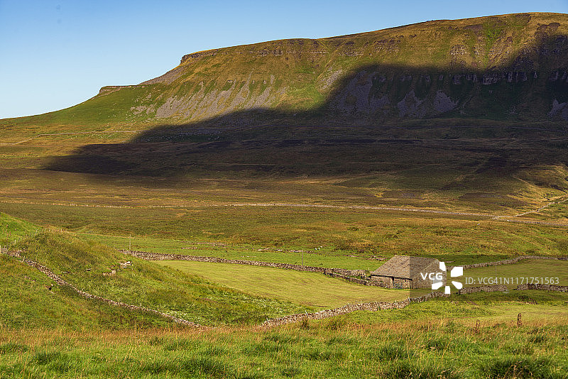 约克郡河谷的云影和传统谷仓，英格兰图片素材