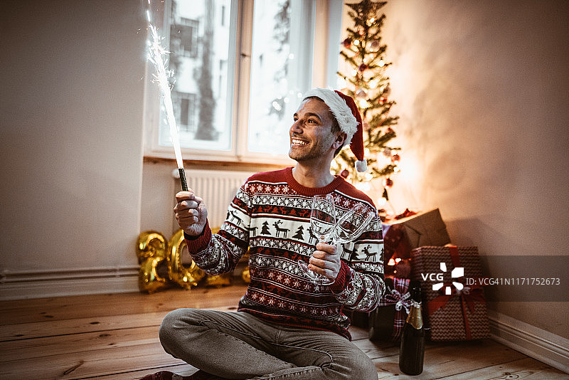 在家庆祝新年图片素材