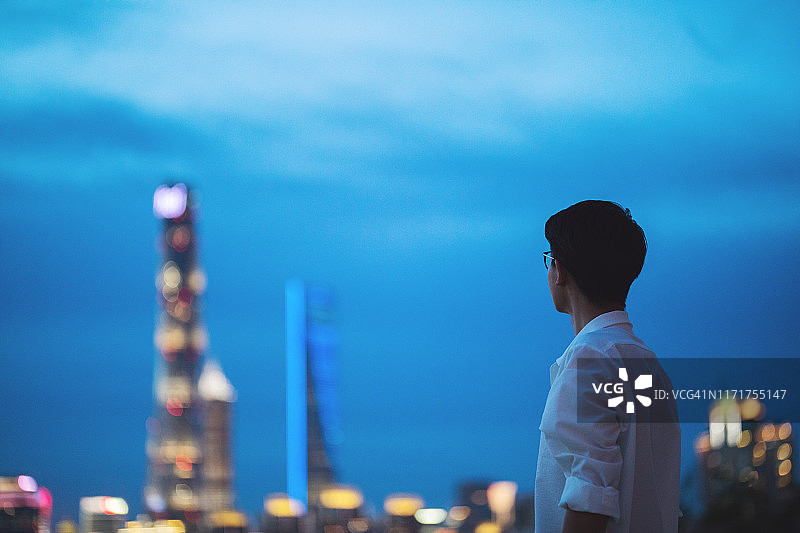 年轻商人眺望中国上海金融区图片素材
