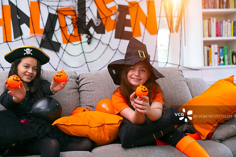 万圣节，穿着女巫服装的快乐的笑女孩图片素材