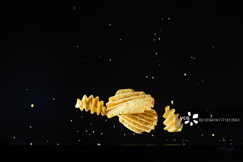 高速快门捕捉到的空中飞舞的薯片图片素材