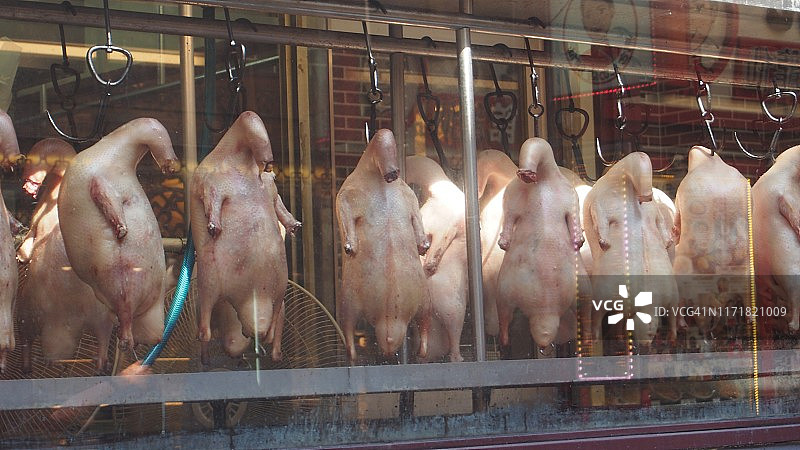 悬挂的去头去皮鸭图片素材