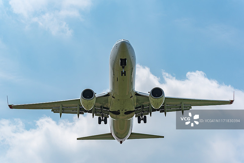 蓝天下的商用飞机图片素材