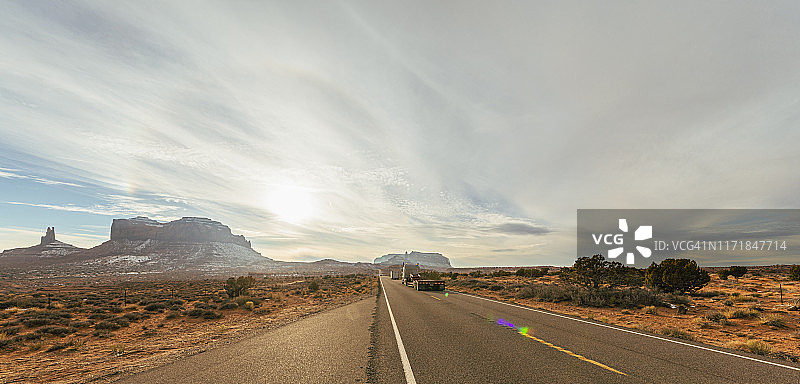 汽车在纪念碑谷的新墨西哥州高速公路上行驶图片素材