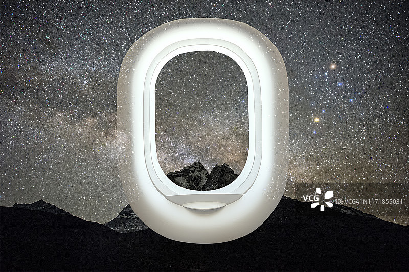 飞机舷窗外的山脉和银河图片素材