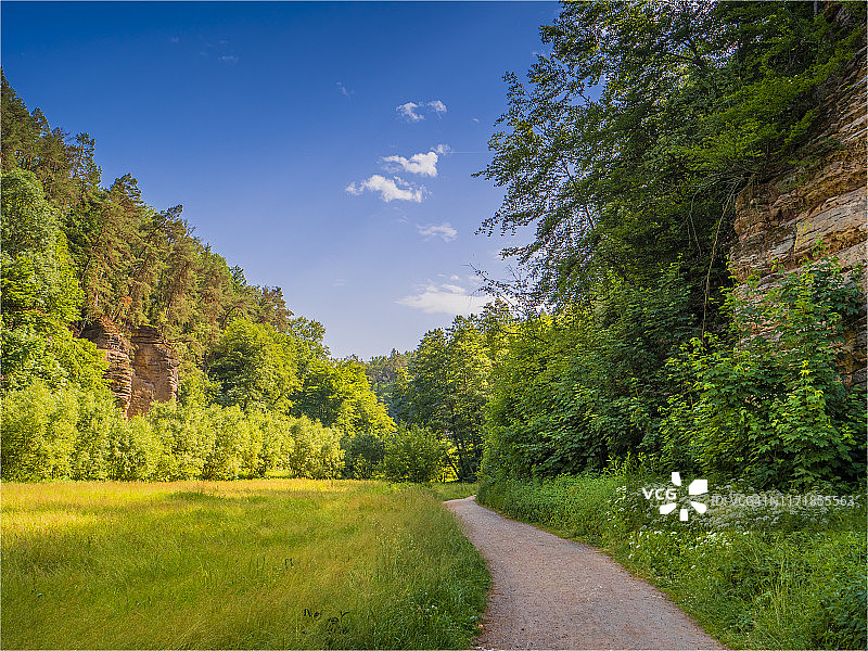 捷克共和国赫拉德茨-克拉洛韦地区吉钦附近美丽的乡村风光图片素材