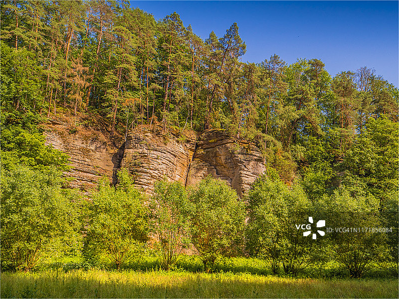 捷克共和国赫拉德茨-克拉洛韦地区吉钦附近美丽的乡村风光图片素材