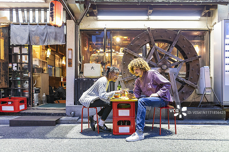 混血夫妇在东京的酒吧喝酒图片素材