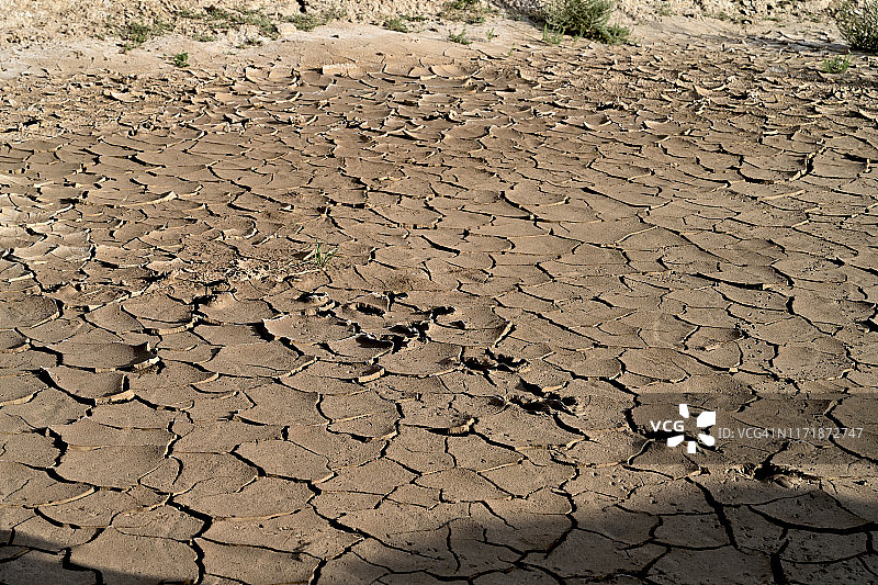 中国西部照格台村的干裂土壤图片素材