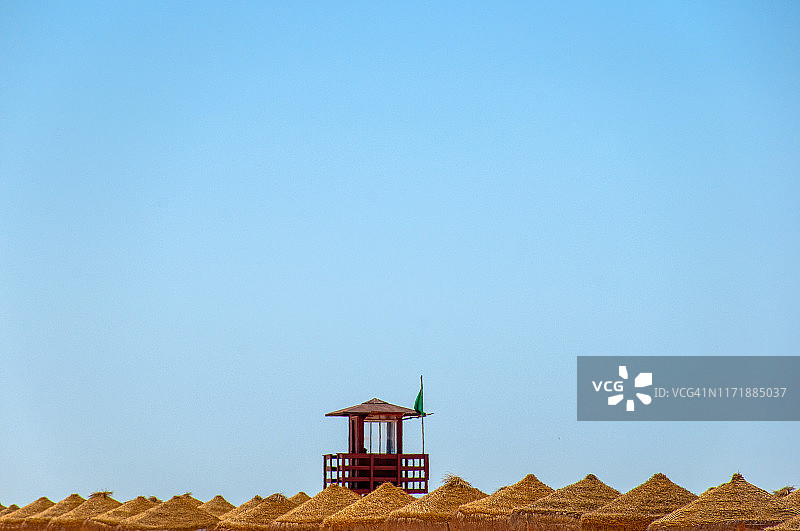 救生员塔和沙滩遮阳伞图片素材