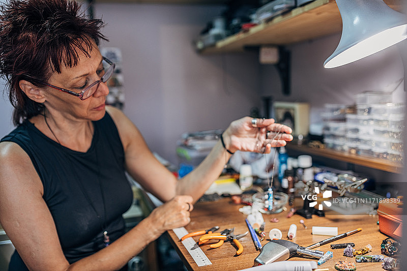 女子制作项链图片素材