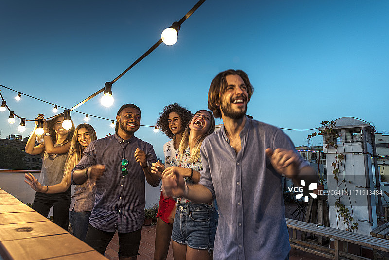 屋顶派对舞蹈场景图片素材