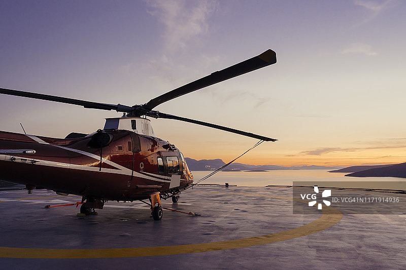 海上平台直升机停机坪，直升机接送乘客图片素材