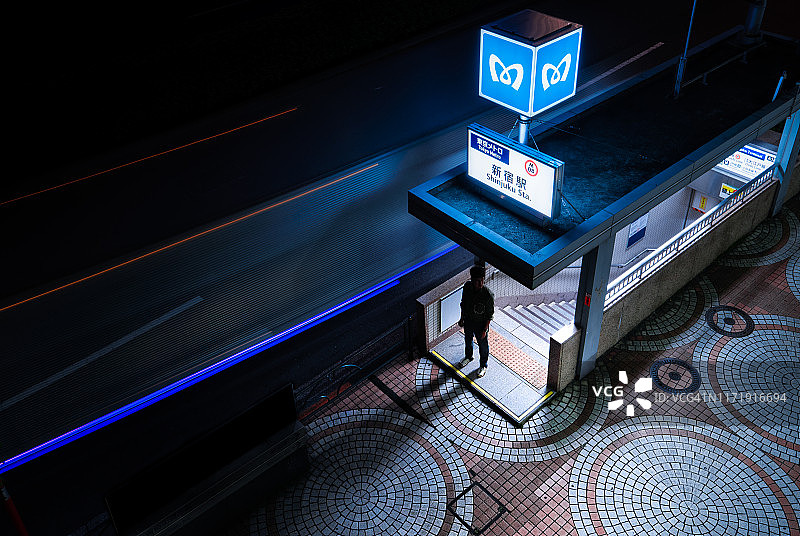 独自伫立于新宿地铁站图片素材