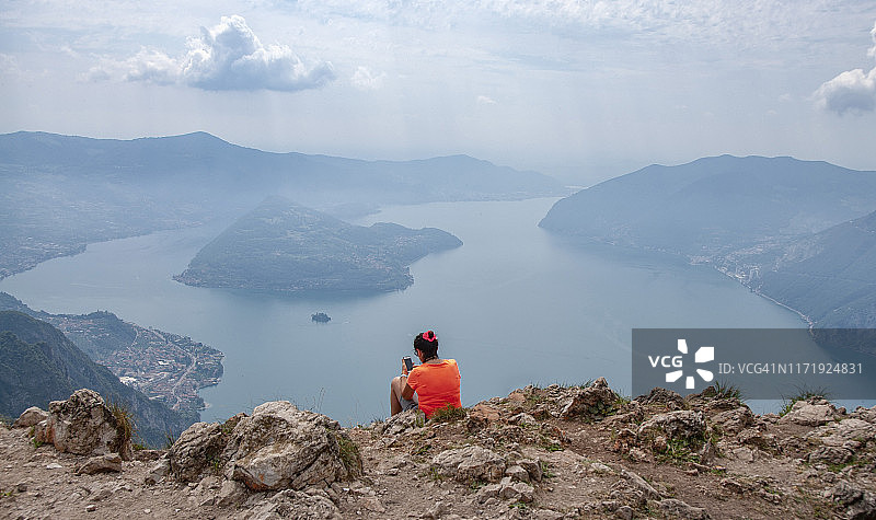 伊塞奥湖和智能手机图片素材