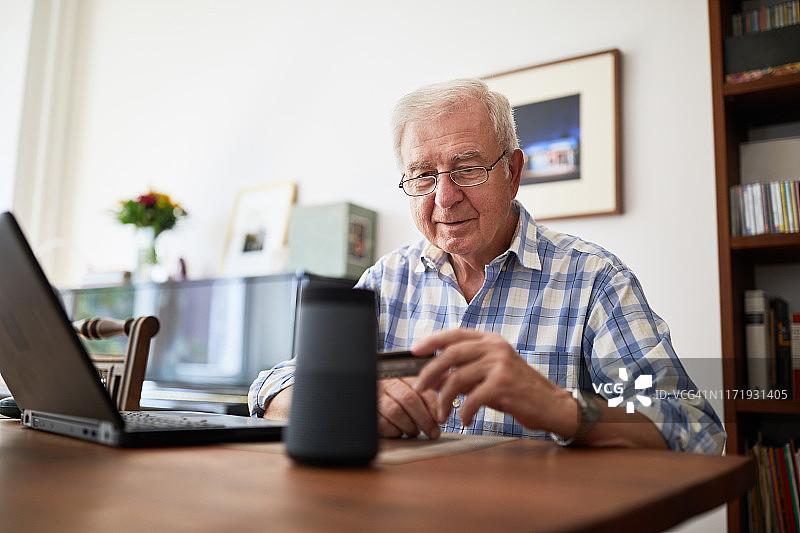 退休男人在线购物图片素材