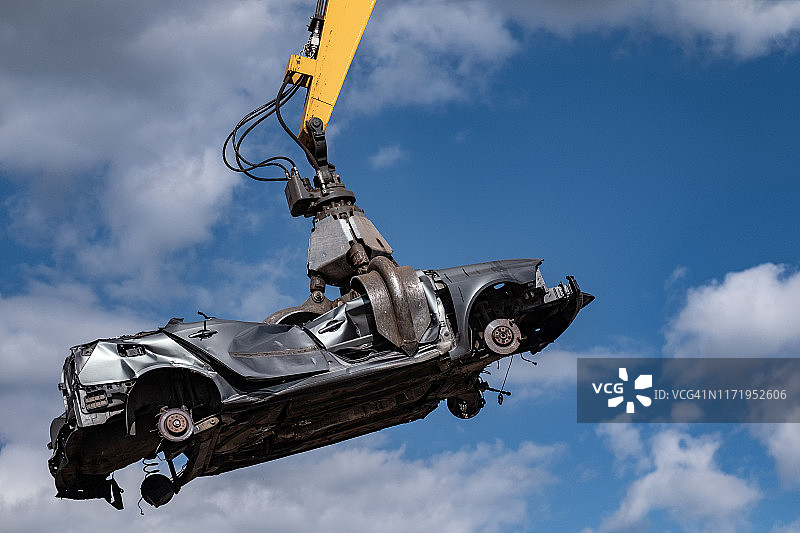车辆报废场中被压碎的汽车图片素材