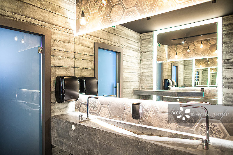 餐厅里的女士洗手间图片素材