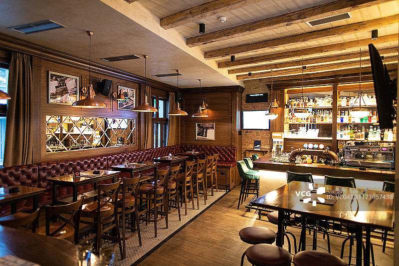 与朋友小酌的休闲酒吧图片素材
