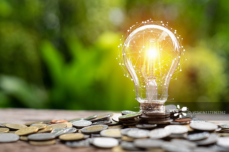 带有硬币的灯泡概念图片素材
