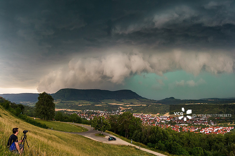 我等待着野兽图片素材