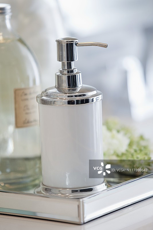 浴室内的乳液按压瓶图片素材