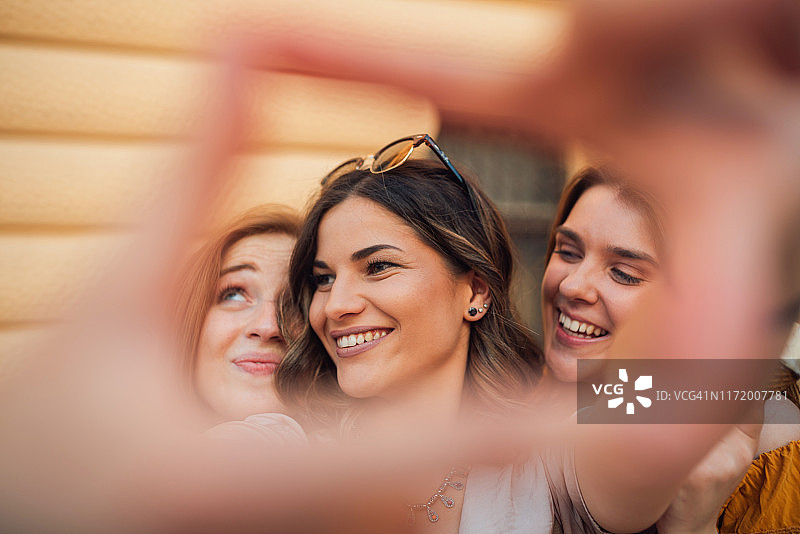 在手指相框里的朋友们图片素材