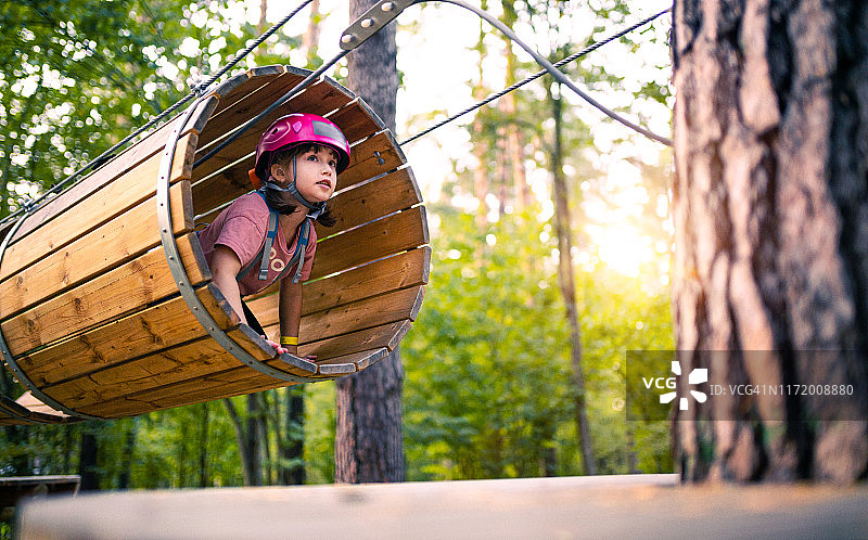 攀岩冒险公园的周末活动图片素材