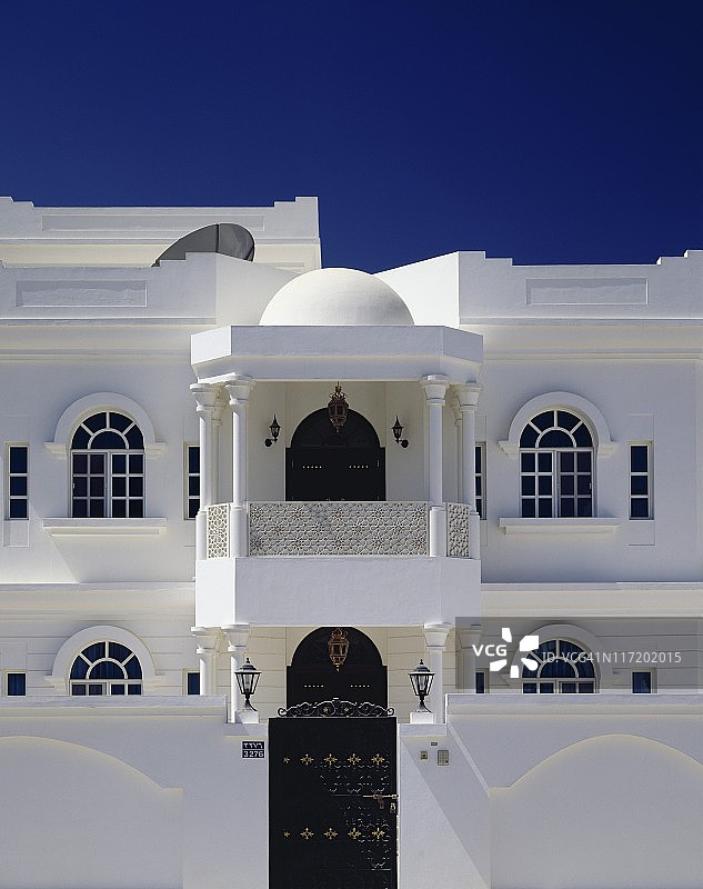 阿曼马斯喀特的典型当地建筑：白色墙壁反射阳光图片素材