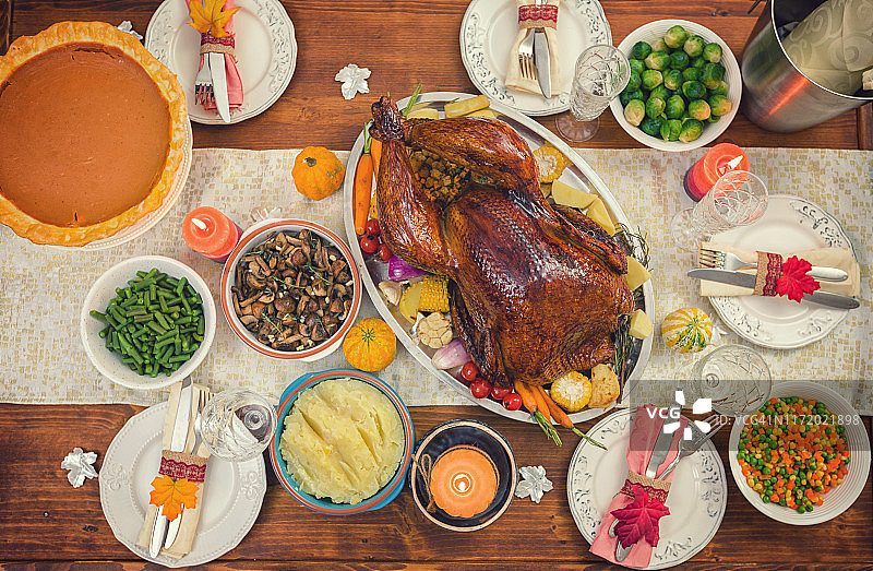 感恩节的传统填馅火鸡配菜图片素材