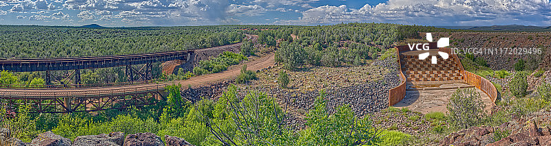 美国亚利桑那州德雷克附近地狱峡谷上的溢洪道和铁路桥图片素材