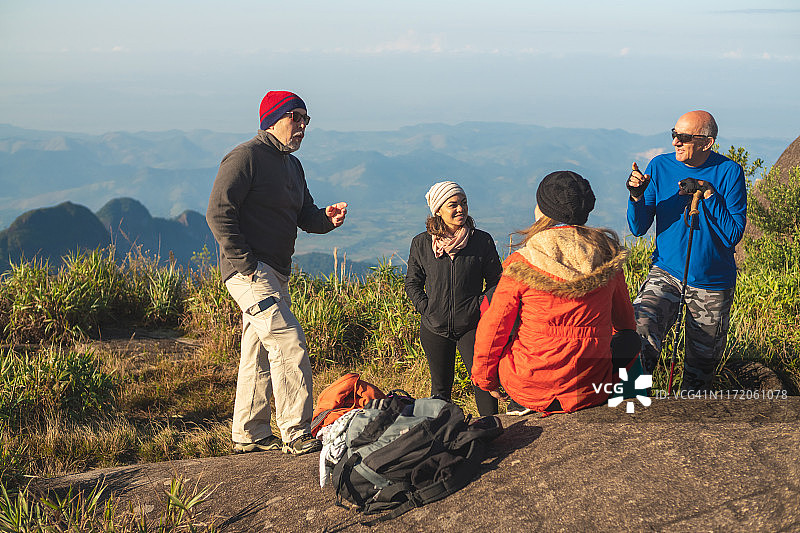 研究人员在巴西探索山区图片素材