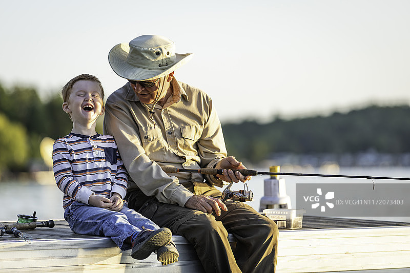 夏日祖孙日落时分钓鱼图片素材