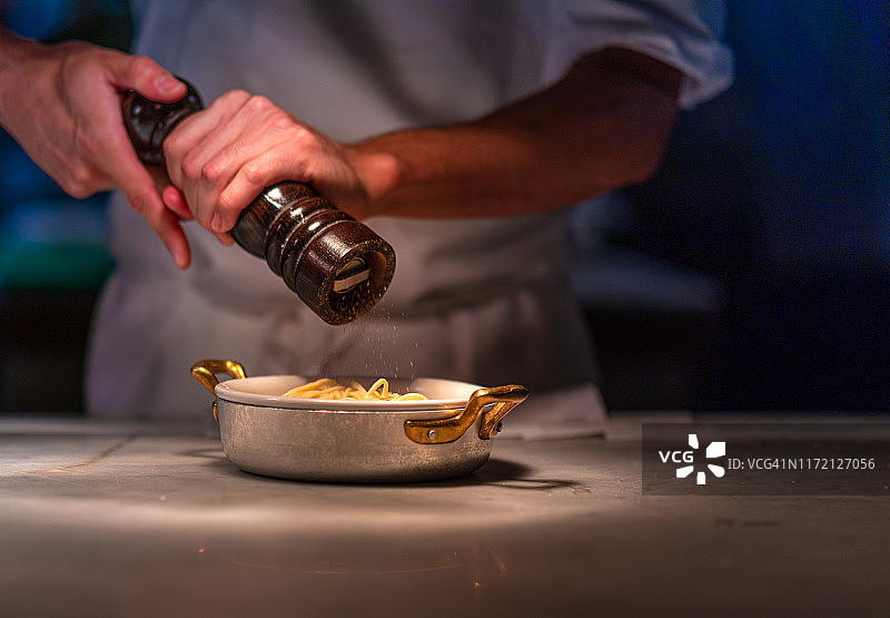 在意大利面上研磨黑胡椒图片素材