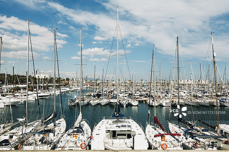 停泊在阳光明媚的奥林匹克港口的帆船，西班牙巴塞罗那图片素材