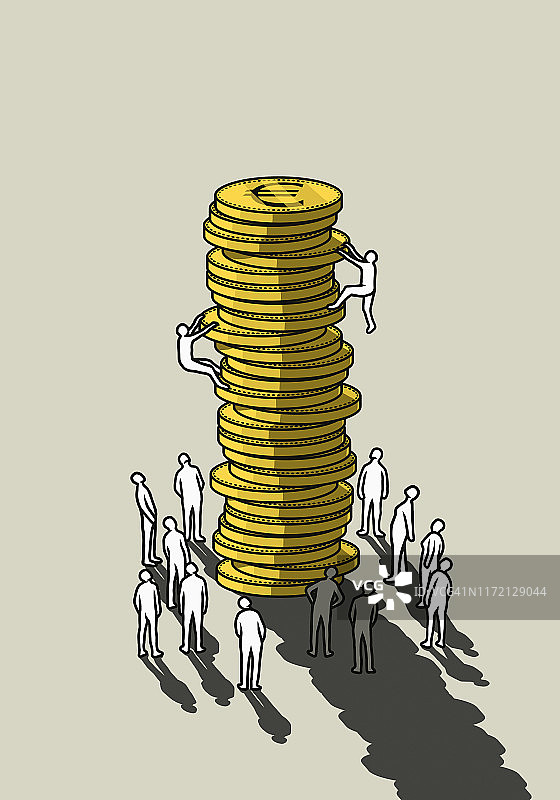 人们攀登高高的欧元硬币堆图片素材