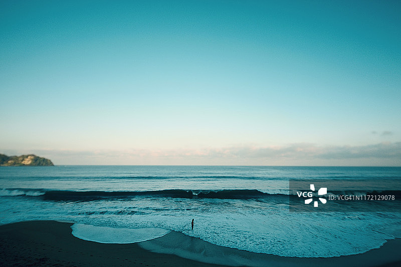 墨西哥纳亚里特州萨尤利塔的宁静海滩和蓝色海洋景观图片素材