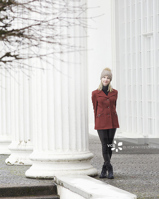 穿着外套戴着针织帽的宁静女人图片素材