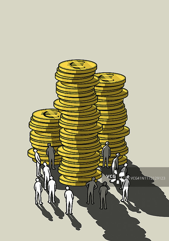 人们抬头看着堆叠的欧元硬币图片素材