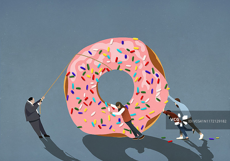 一家人帮助商人拉动大甜甜圈图片素材